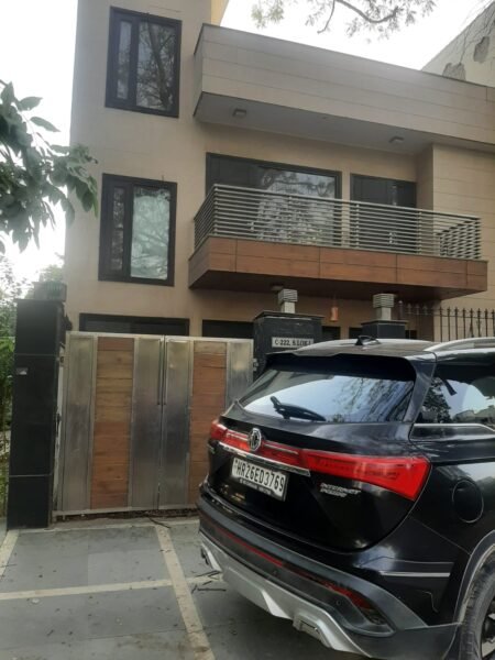 215 Sq.Yd. Corner plot Rajpath Road. Sushant Lok-1.@9810010820