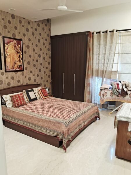 Available for rent 300sq.yd ,4bhk 1st floor dlf phase-1 gurgaon@9811594449